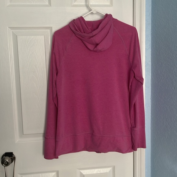 Large lightweight hooded athletic top - Picture 2 of 6